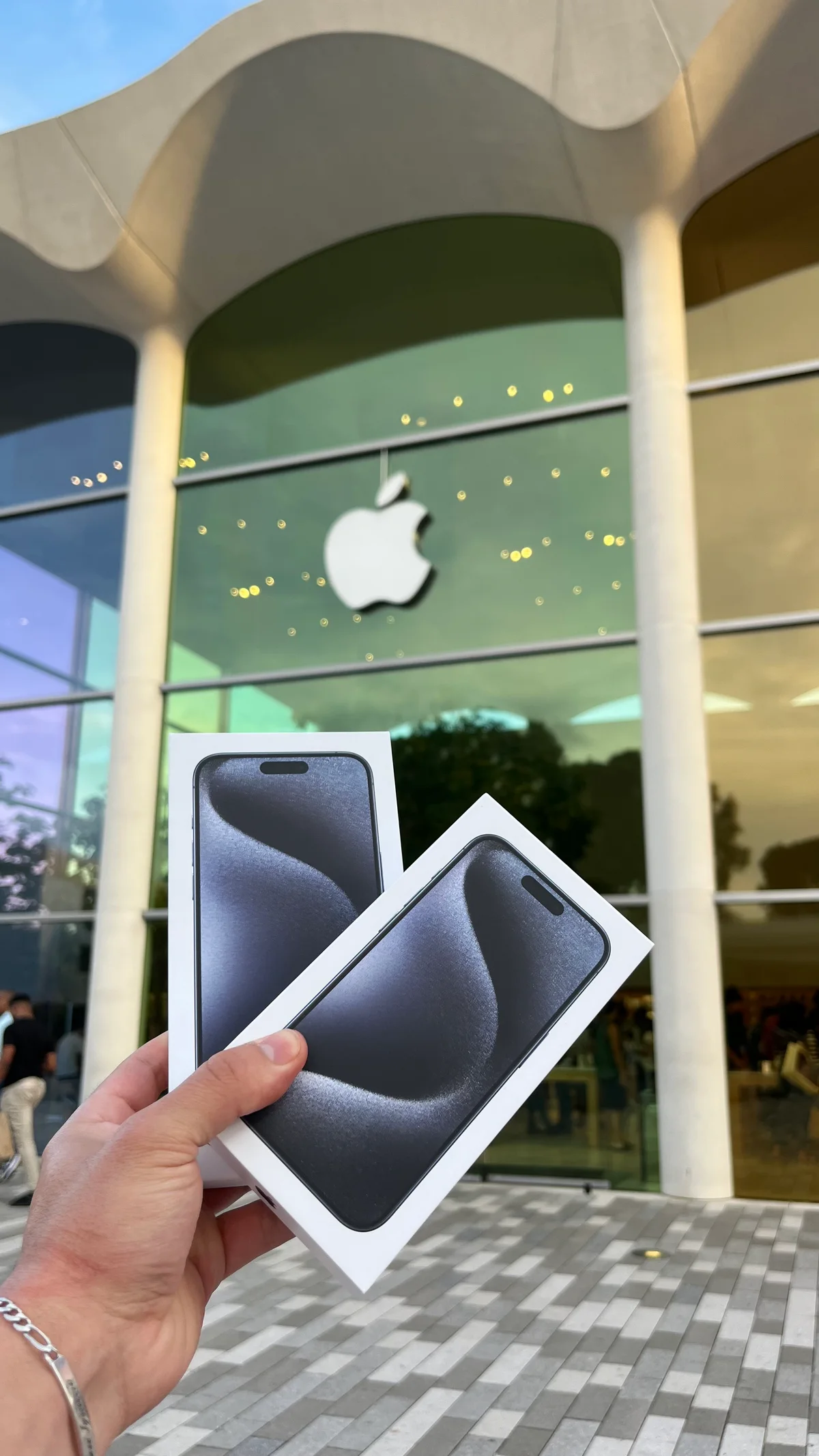 iPhone 15 traídos por Spotphone frente a una Apple Store