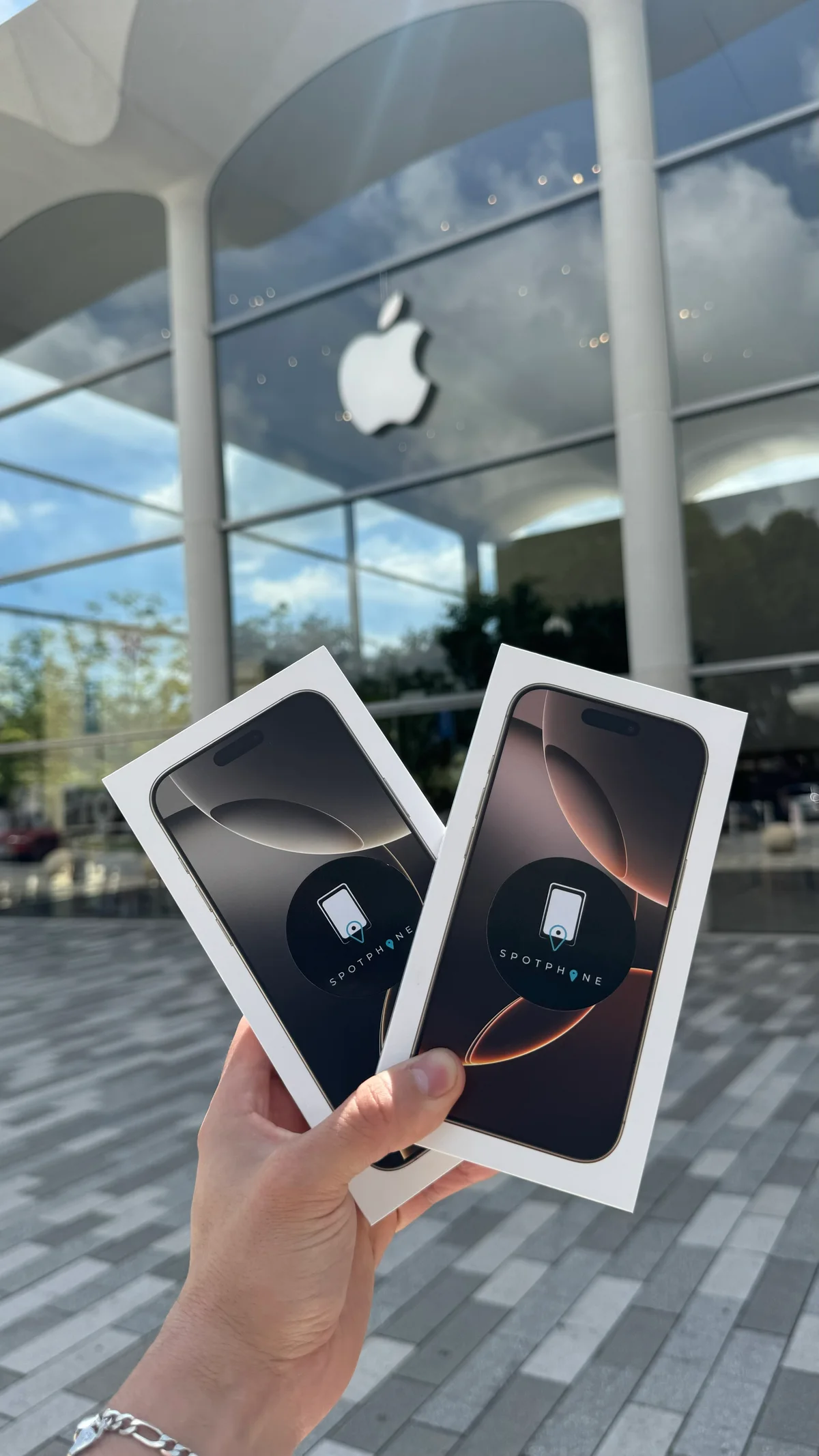 iPhone 16 traídos por Spotphone frente a una Apple Store