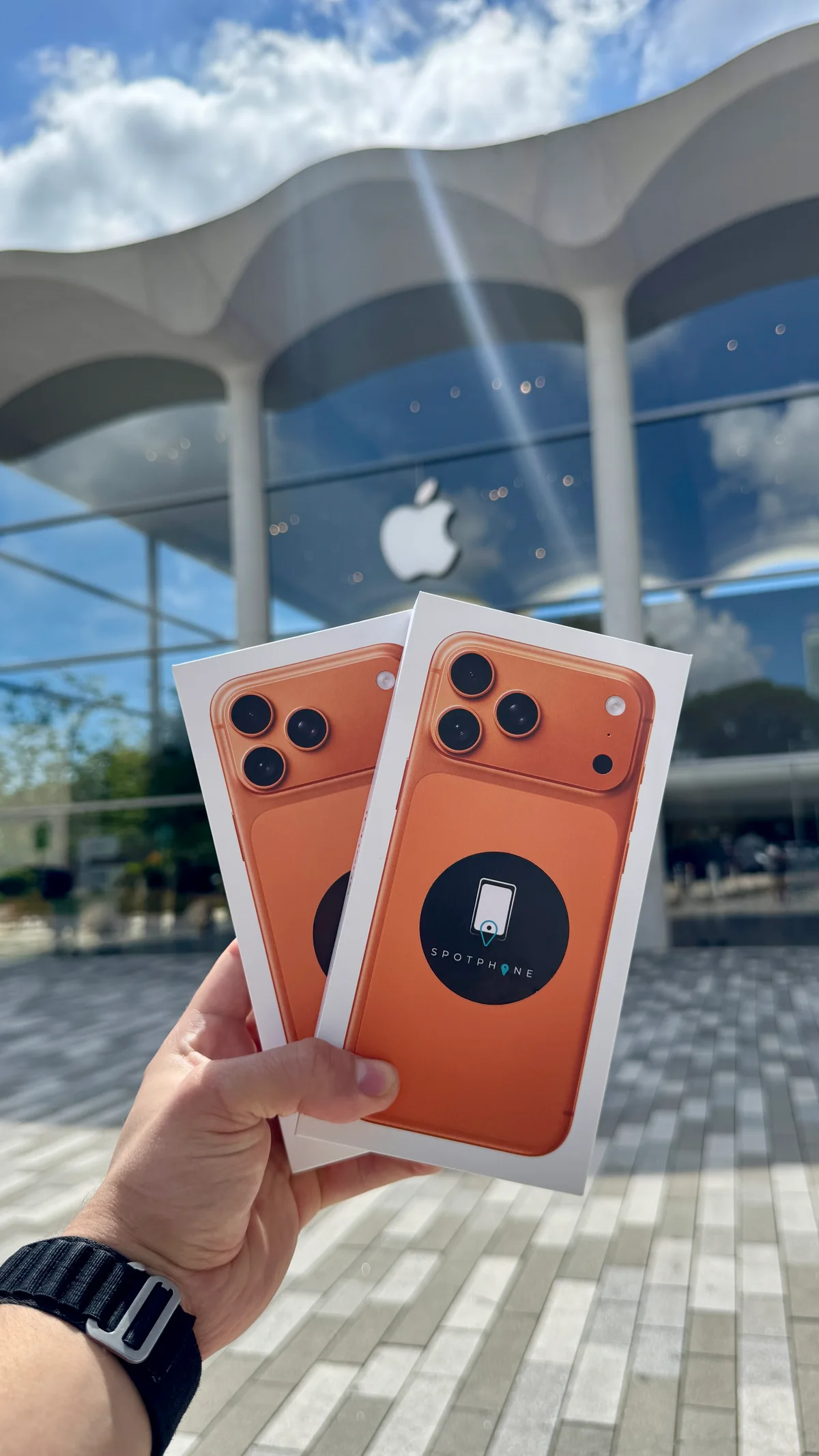 iPhone 17 traídos por Spotphone frente a una Apple Store